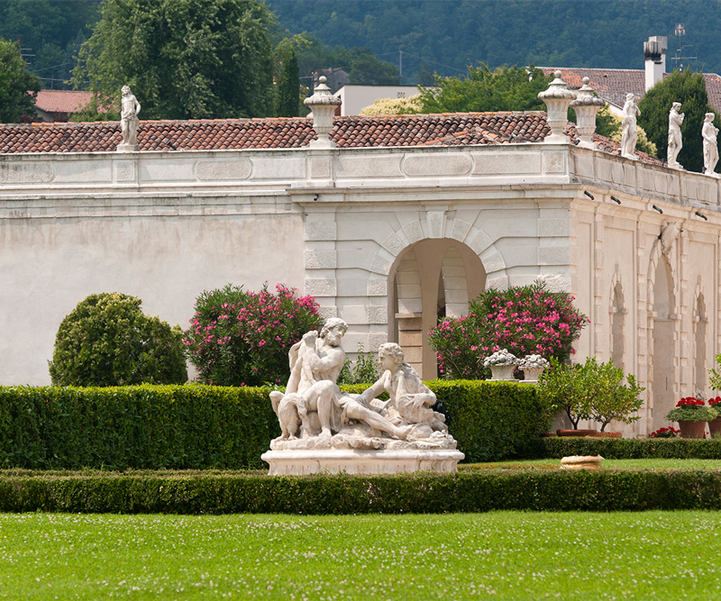 Foto di giardino classico e statua