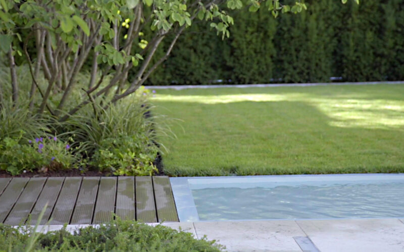 giardino privato con specchio d'acqua