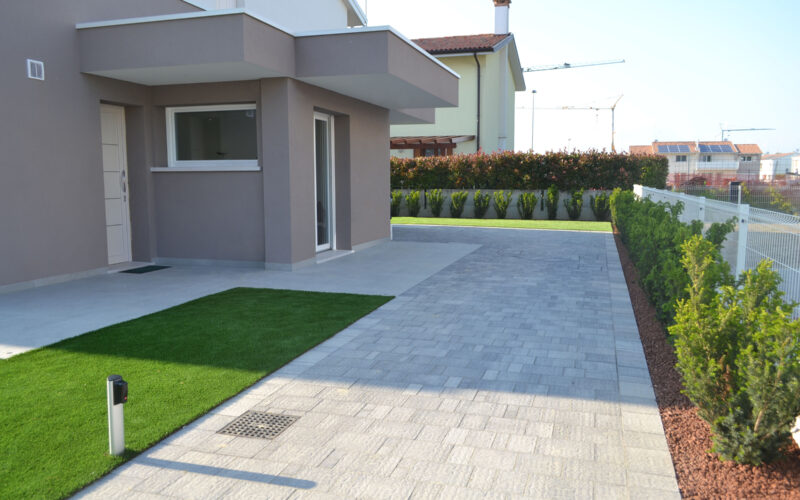 giardino privato con tappeto d'erba sintetica