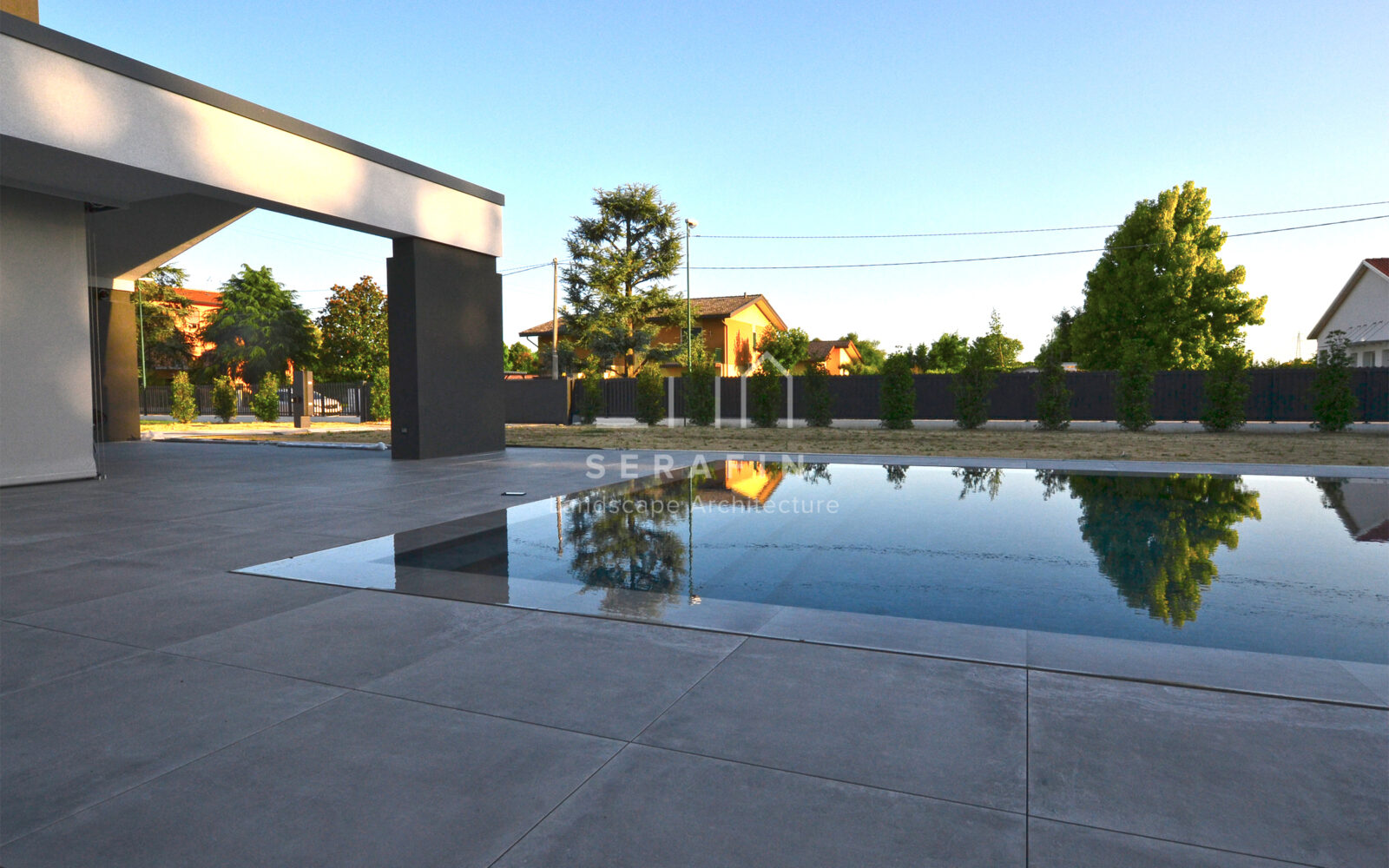 progetto di un giardino moderno con piscina nella città metropolitana di Venezia - 16