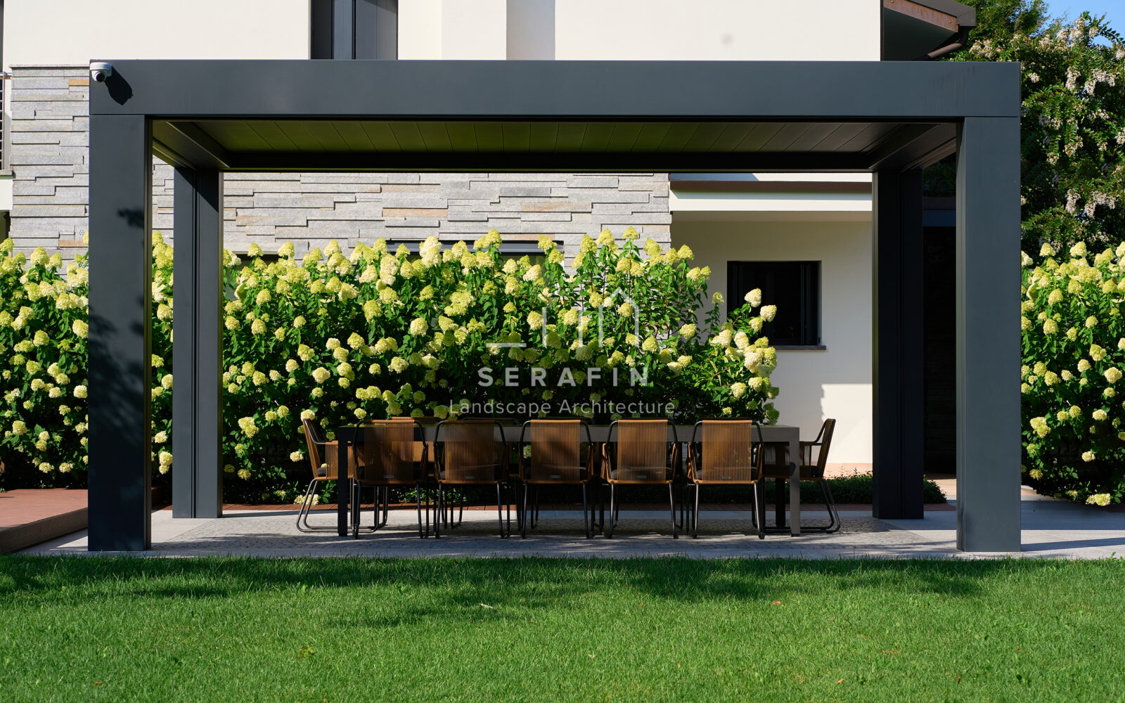 immagine del progetto di un giardino privato di lusso con pergotenda bioclimatica a Treviso